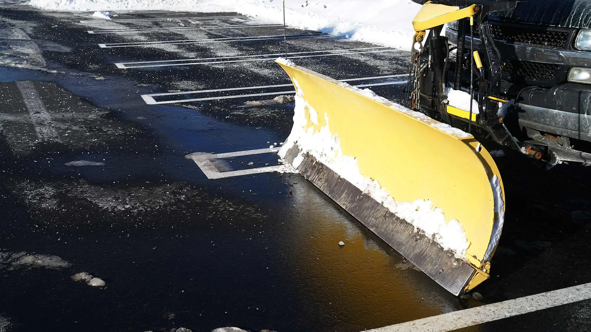 Commercial property parking lot in Macomb, MI with snow removal services.