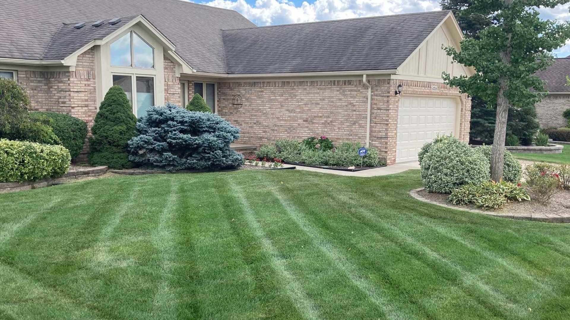 Homefront with landscaping and lawn maintained in Eastpointe, MI.