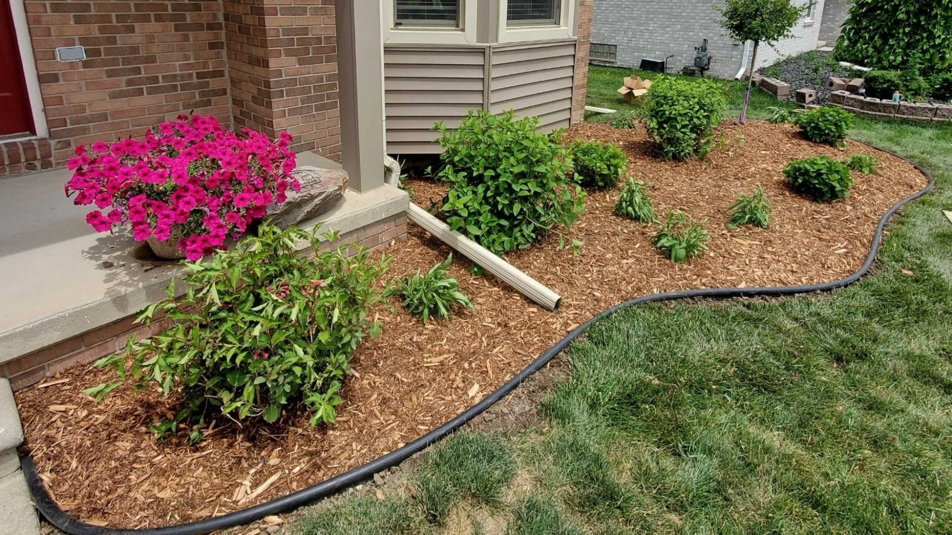 Can Mulch Stop Weeds From Growing in Landscape Beds?